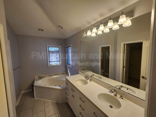 Building Photo - 4000 Laurel Park Hwy