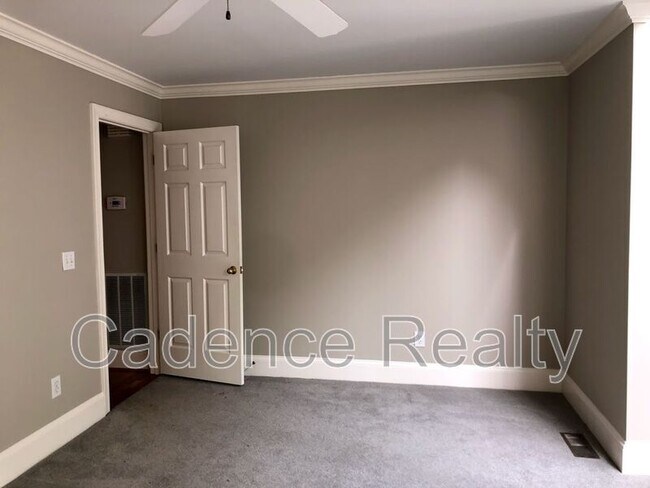 Building Photo - 1016 Creekside Ln