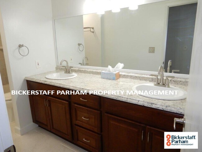 Building Photo - 4 Bedroom 2 Bath Located Off Of Double Chu...