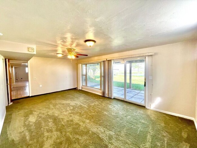 Building Photo - Gorgeous Private Home with Views!