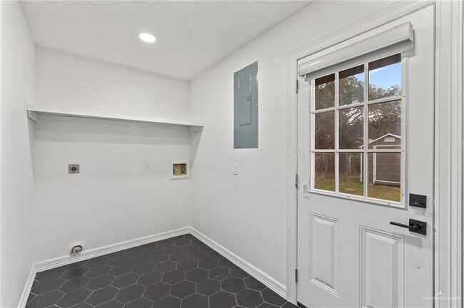 Building Photo - 104 Aldrin St