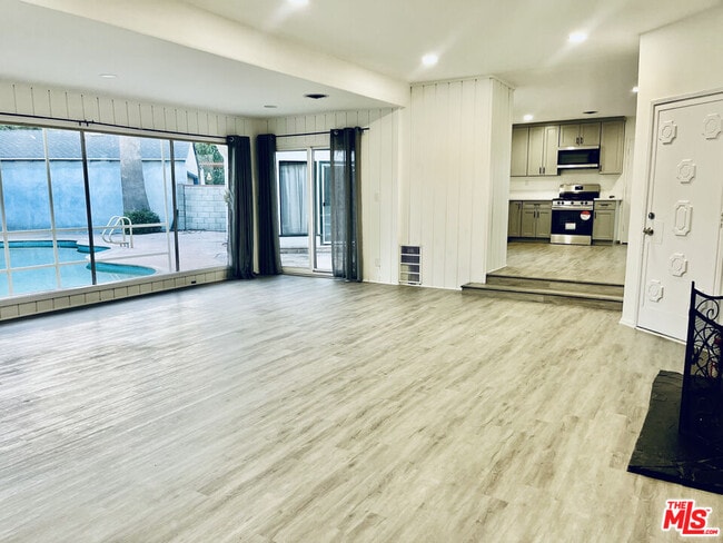 Building Photo - 4675 Laurelgrove Ave