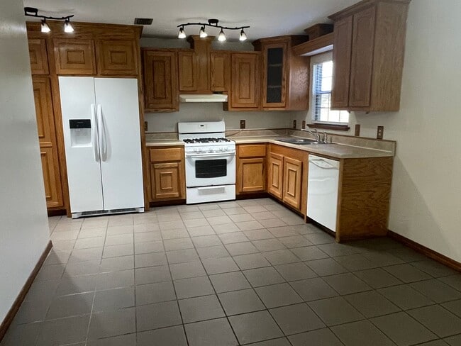 Building Photo - 3/2 (Valwood) This beautifully refreshed h...