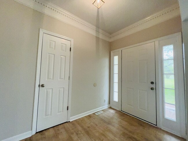 Building Photo - Newly Renovated Home on Quiet Neighborhood