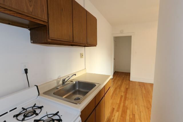 Building Photo - 962 W Cornelia Ave