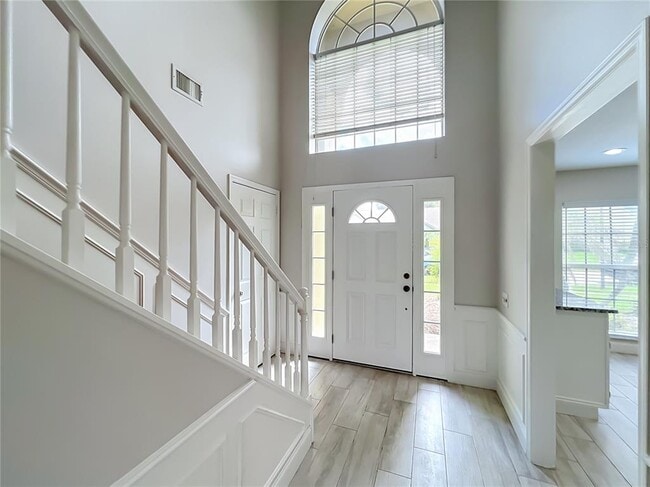 Building Photo - 900 W Charing Cross Cir
