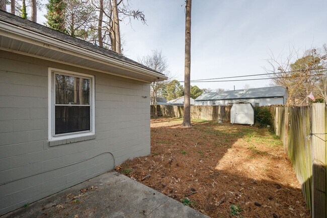 Building Photo - 2506 Kenmore Rd