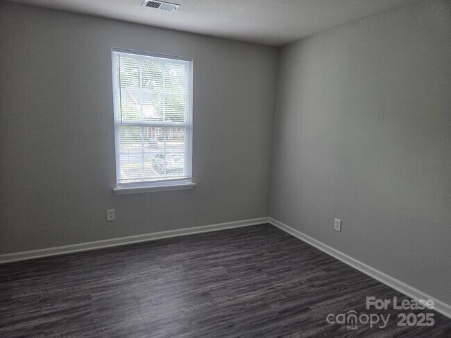 Building Photo - 105 Lynch Cir