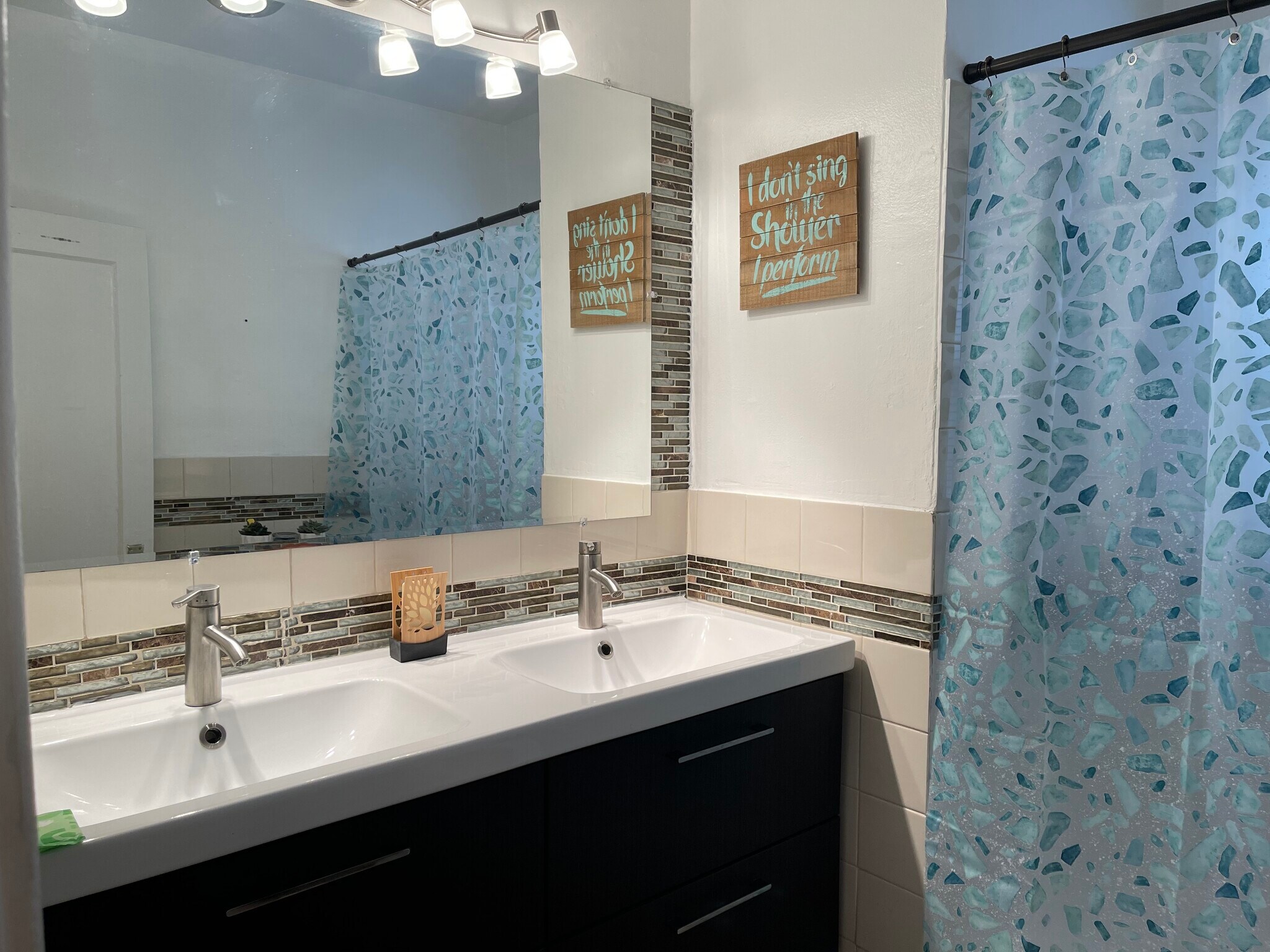 Double vanity (sink) - 6542 Whitney Ave