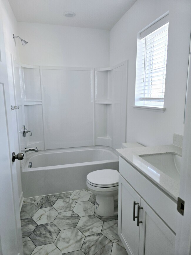 Common Bath - 1103 Middlefield Rd