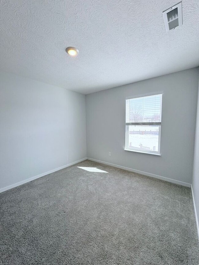 Building Photo - Charming 4 beds 2.5 baths in Newark!