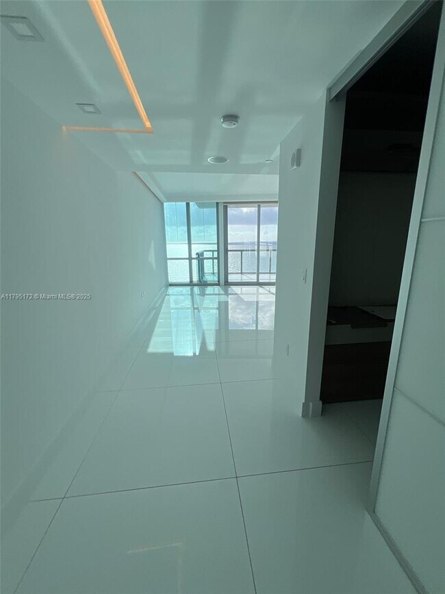 Building Photo - 17121 Collins Ave