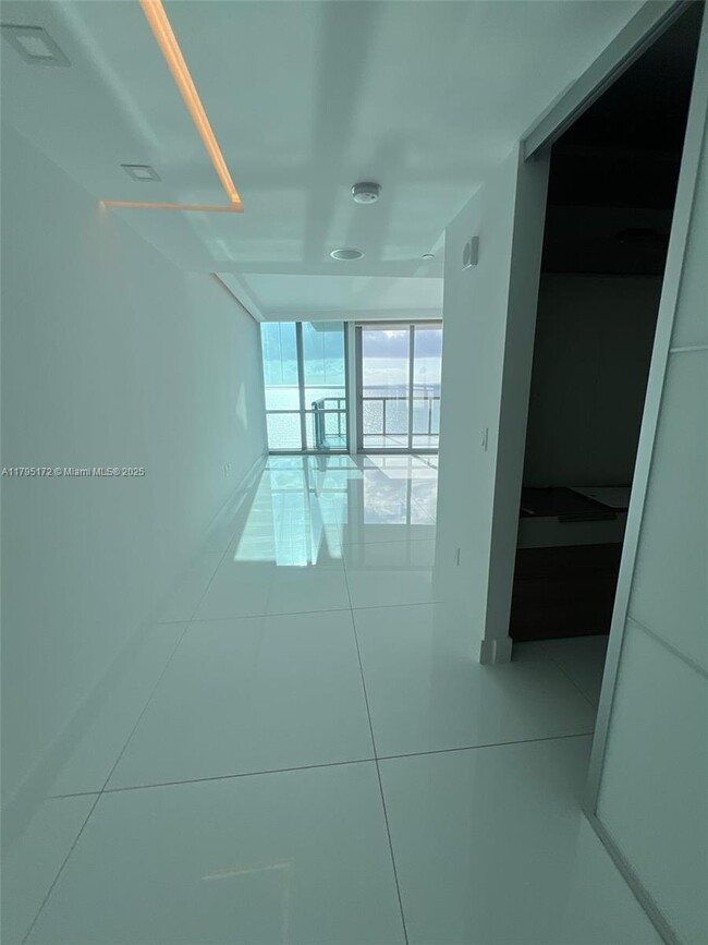 Building Photo - 17121 Collins Ave