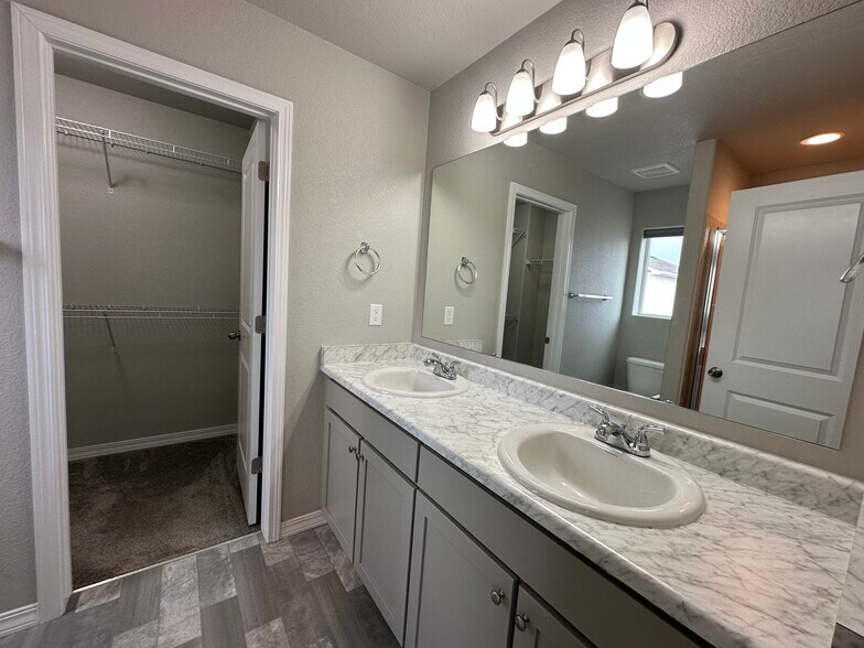 Building Photo - 7435 Gorgeted Quail Grv