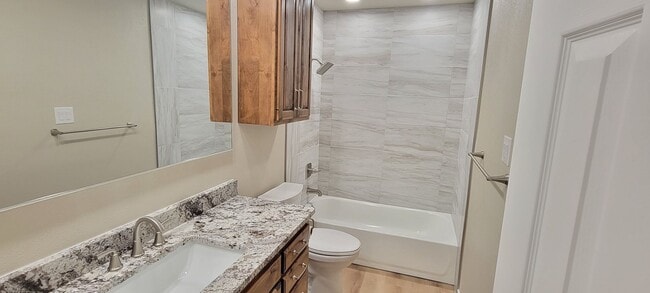 Building Photo - UPDATED COLONIAL PARK CONDO