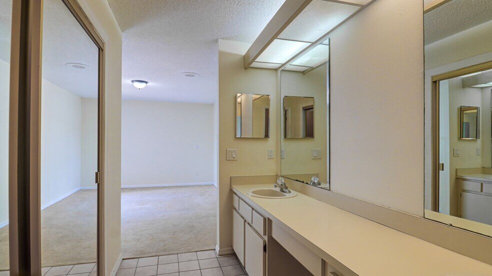 Building Photo - 15206 W Pond Woods Dr