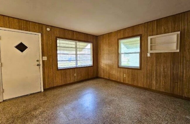Building Photo - 3 Bedroom, 1 Bath House for rent in Lakeland *Move-In Special*