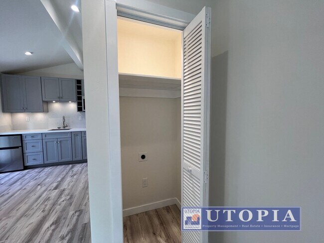 Building Photo - Brand New, Cozy Studio right near West Cliff