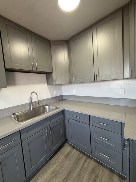 Building Photo - 609 W 94th St