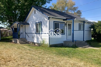 Building Photo - A charming and well-located single-family home in Yakima!