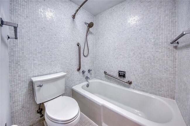 Building Photo - 320 Fort Duquesne Blvd