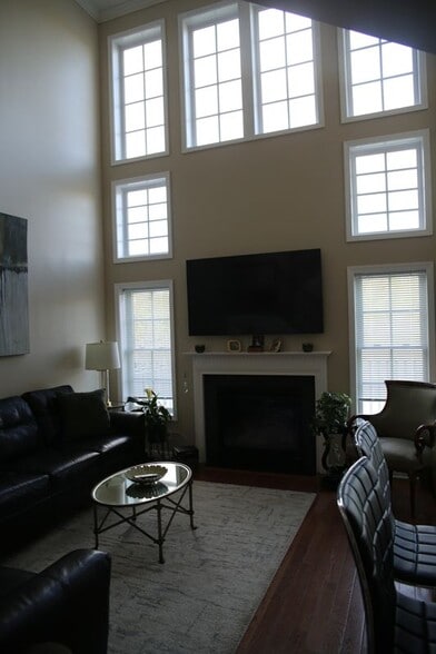 Building Photo - 18 Rosewood Ct