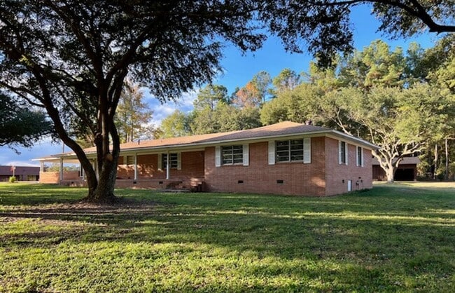 Building Photo - Spacious Ranch