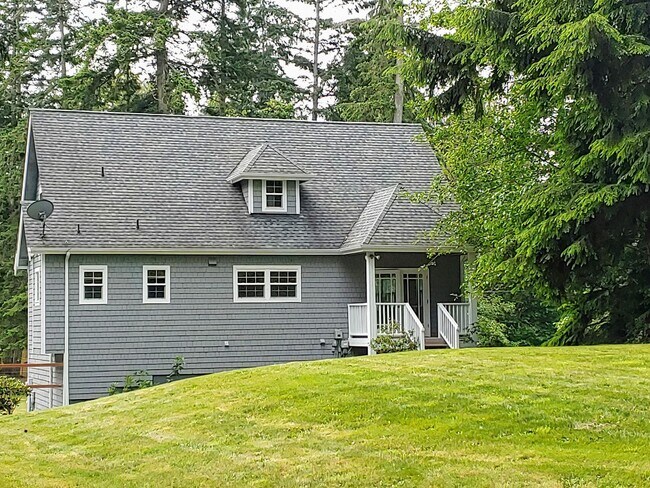 Building Photo - Spectacular Home with Lake Access!