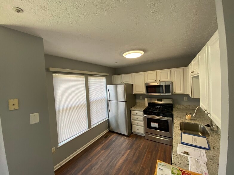 Kitchen - 7812 Foxfarm Ln