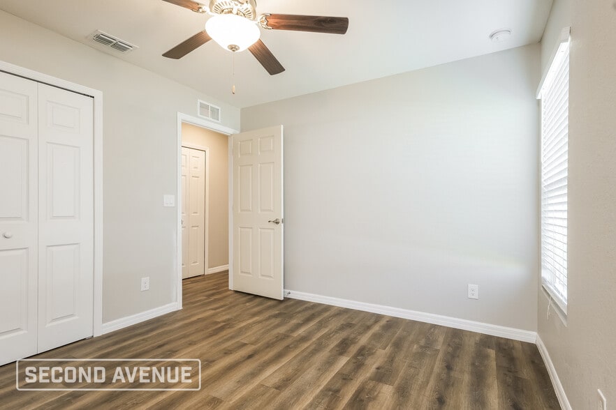 Building Photo - 930 NE 16th Terrace