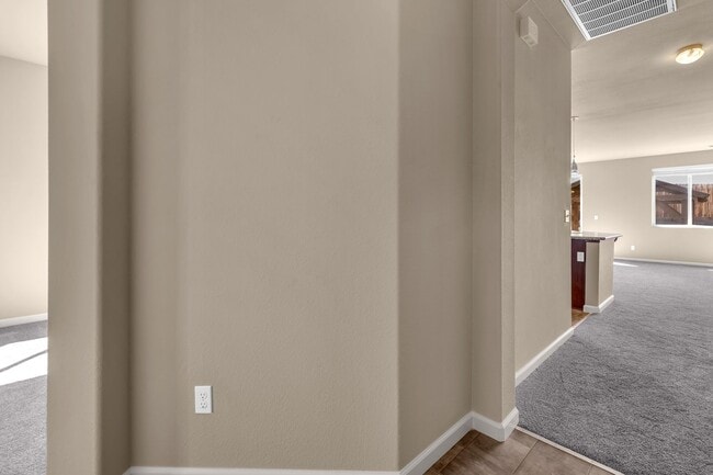 Building Photo - Golden Valley One Story - No pets permitted