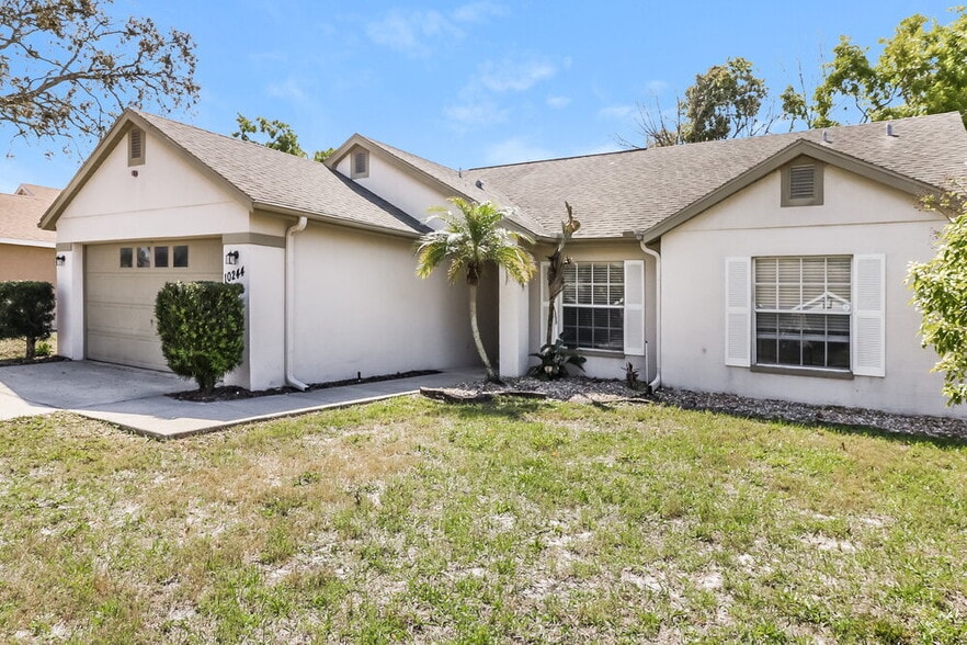 Building Photo - 10244 Rainbow Oaks Dr
