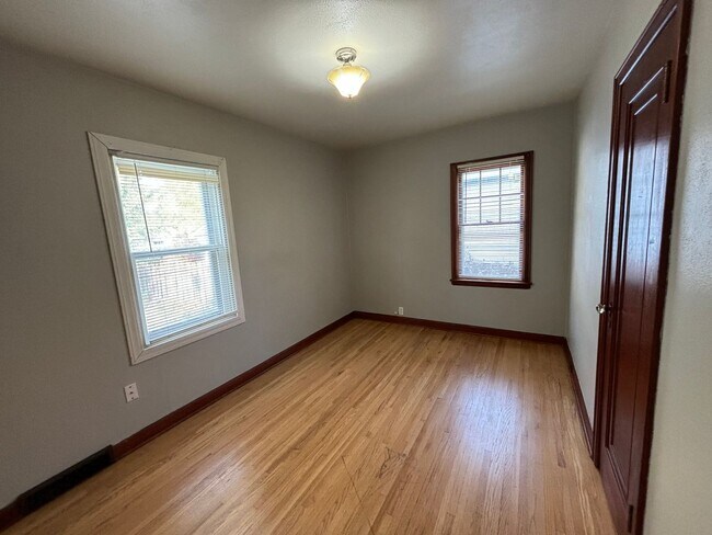 Building Photo - 4 Bedroom House Near MSUM!