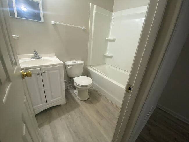 Building Photo - Room in Duplex on Beck St