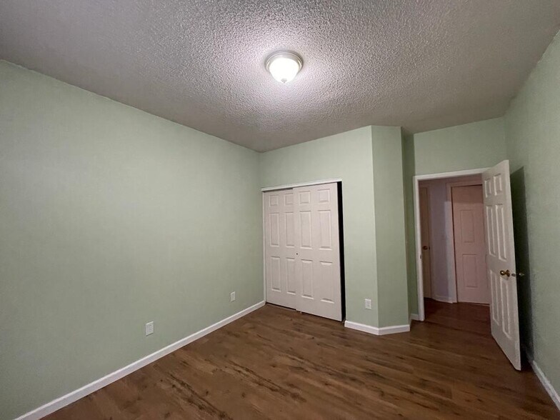 Building Photo - 4803 Foxwood Dr S