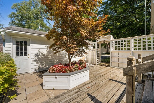 Building Photo - Charming 3 Bedroom, 2 Bath Home with Abund...