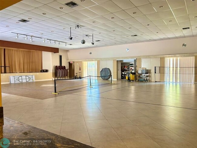 Building Photo - 1055 Country Club Dr
