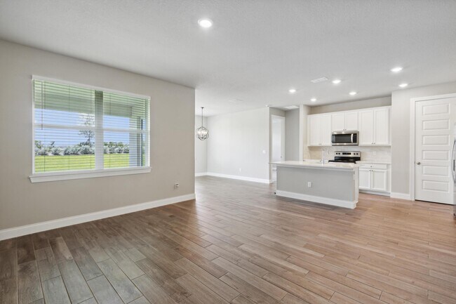 Building Photo - 6616 Cloverdale Ave