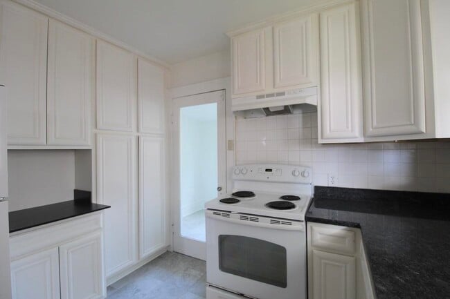 Building Photo - 805 S High St