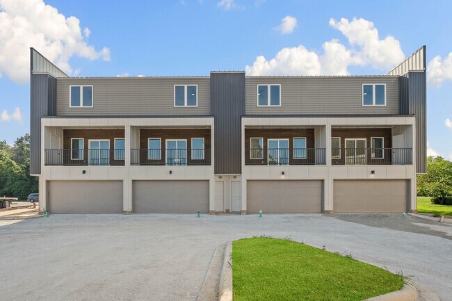 Building Photo - 1467 W Hendon St