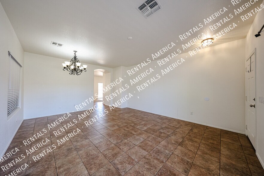 Building Photo - 14300 W Weldon Ave