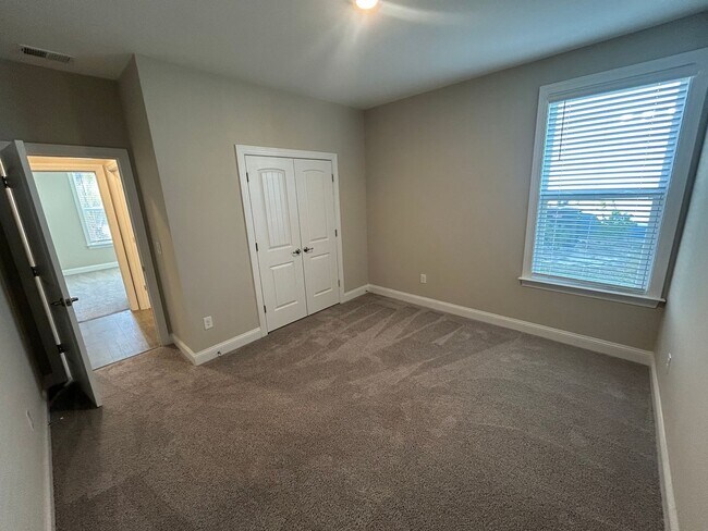 Building Photo - 585 Oyster Dr
