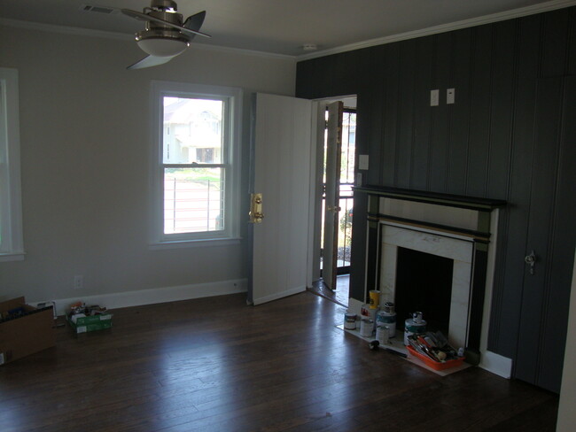 Building Photo - * Peabody 2br 1 bath duplex*