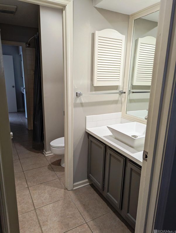 Building Photo - 2122 Stonehenge Ave