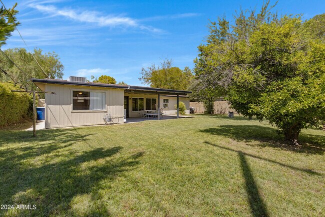 Building Photo - 335 E Solana Dr
