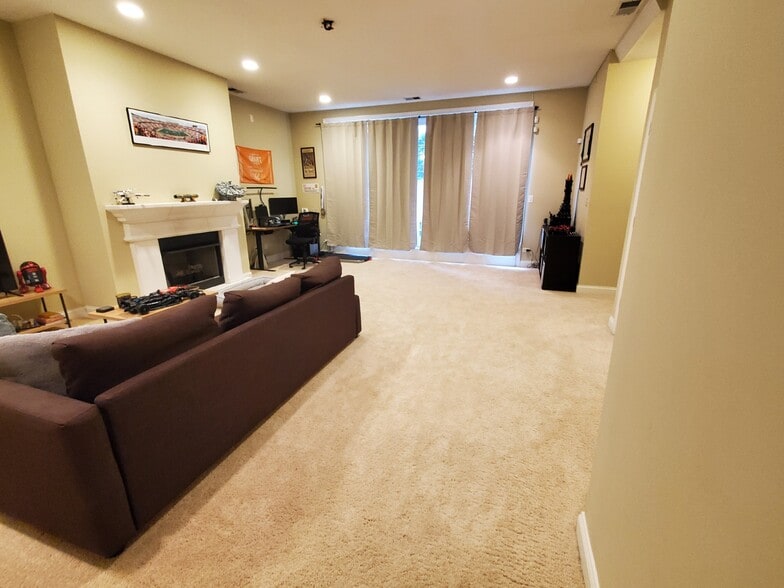 Family Room - 2531 W Moffat St