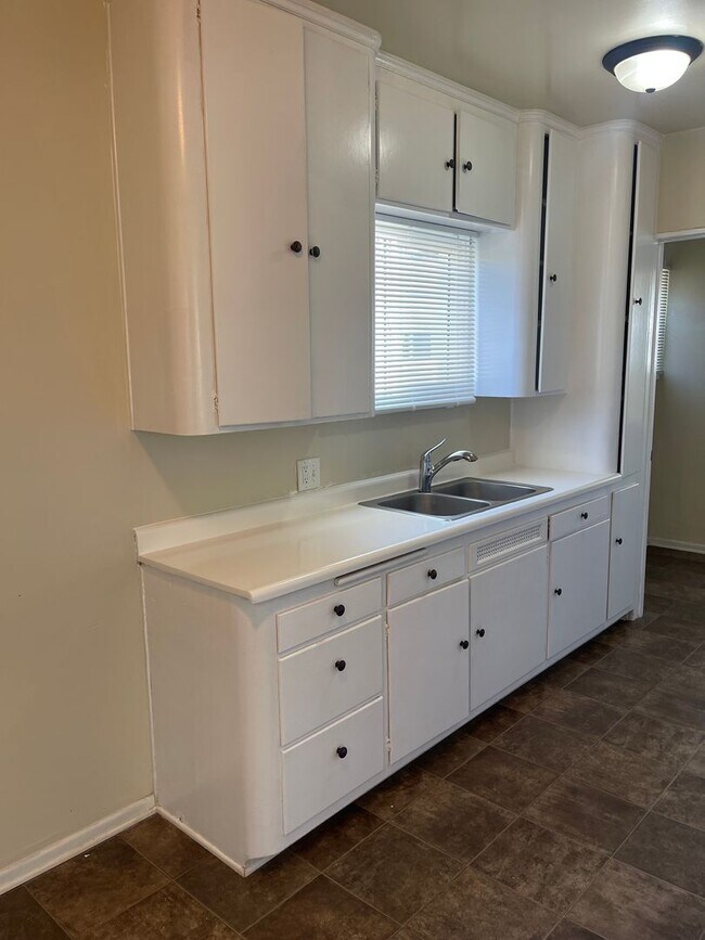 Building Photo - Wonderful 1 Bedroom 1 Bath Bungalow Unit located near downtown Oxnard