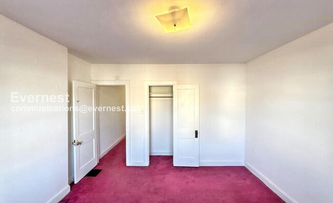 Building Photo - 3 Bed /1 Bath Townhome / Pet-Friendly / Vouchers Accepted / Available Now!