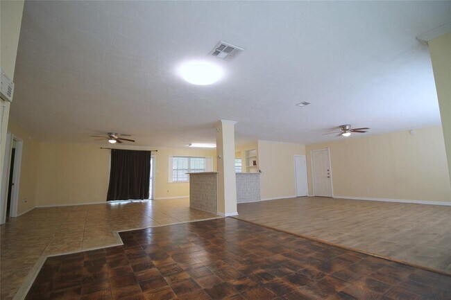 Building Photo - 11018 Hillcroft St