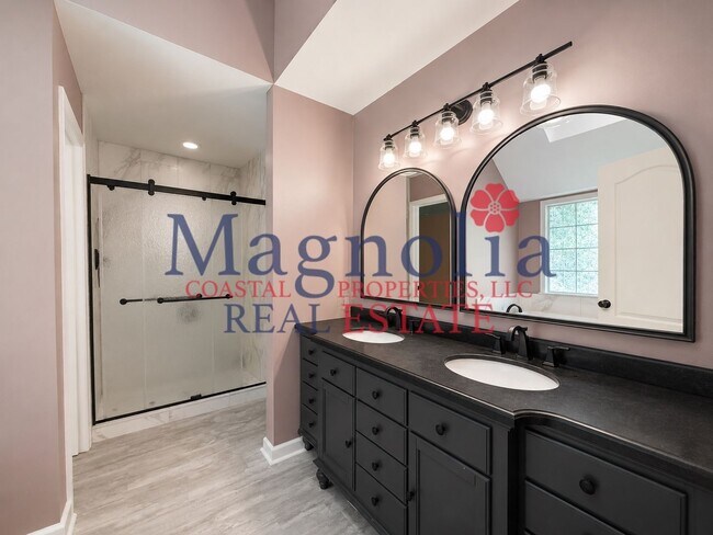 Building Photo - 3 bedrooms, 2 bathrooms in Richmond Hill's Oxford Subdivision